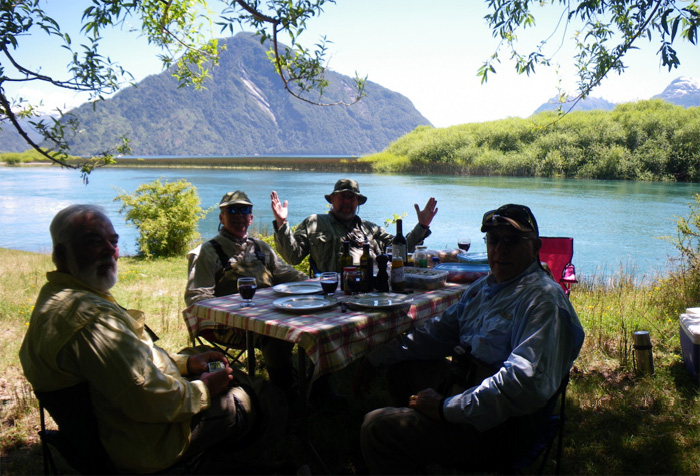 Yelcho en la Patagonia - Nueve moscas elementales para las aguas del Yelcho
