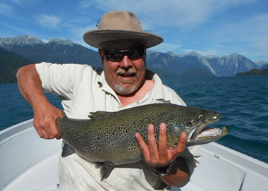 Disfruta de la pesca en el Lago Yelcho a lo grande