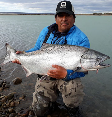 Fundy sendero costero cruza gran río de salmones en Nueva