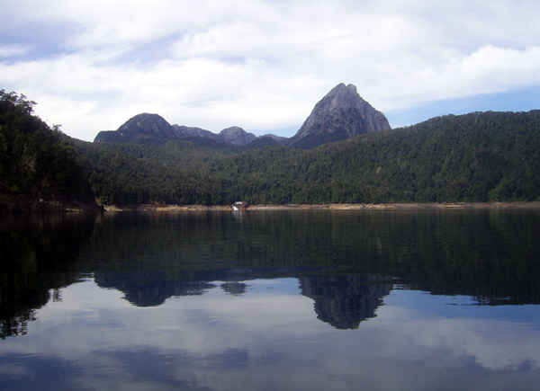 Lago Huishue un espejo de agua de fondo torre de la cordillera de Los Andes