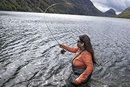 Fran Berrocal, la unica mujer guia de pesca en la patagonia 